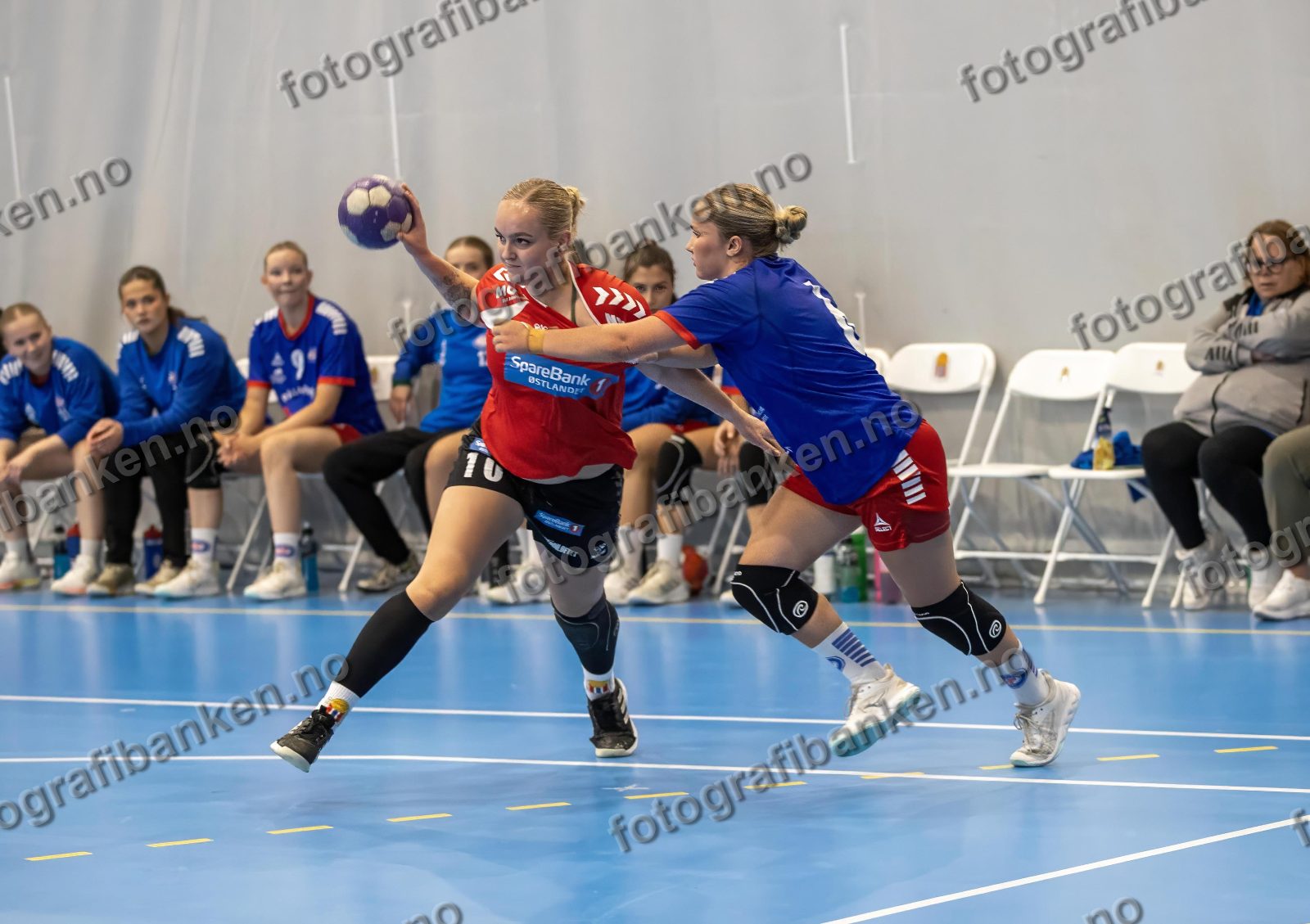 Hedda Kopperud Tømte blir dratt i trøya